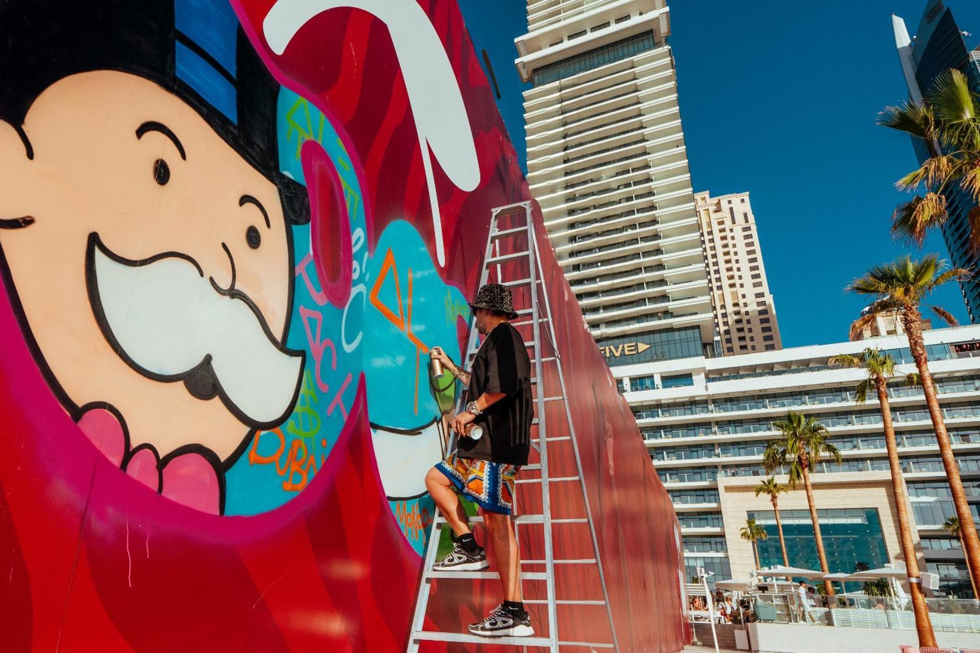 Five Luxe Otel Dubai Dış mekan fotoğraf Artist working on a mural at the MGM Grand