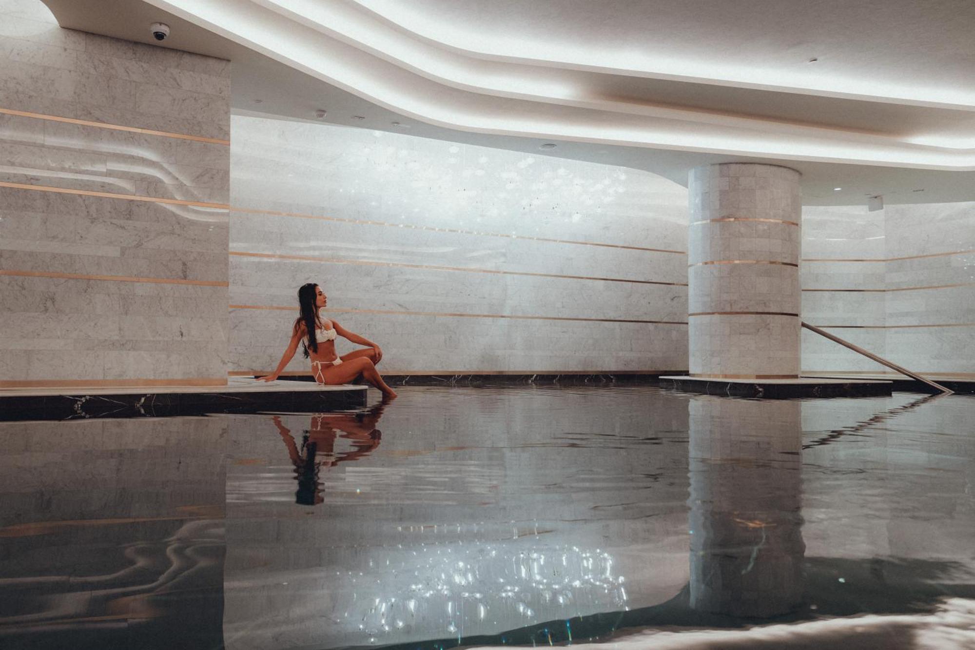 Five Luxe Otel Dubai Dış mekan fotoğraf The pool at the spa