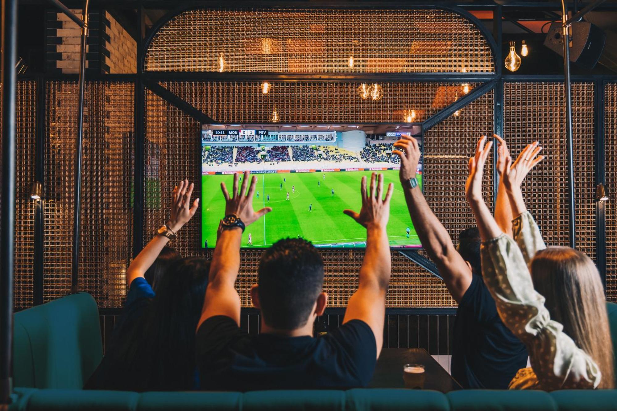 Five Luxe Otel Dubai Dış mekan fotoğraf Watching a game on television
