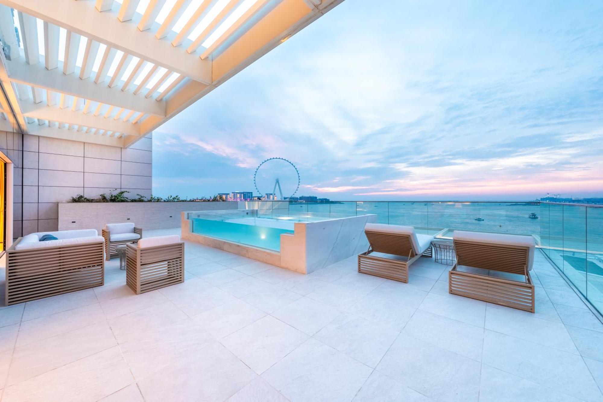 Five Luxe Otel Dubai Dış mekan fotoğraf The rooftop pool at the hotel