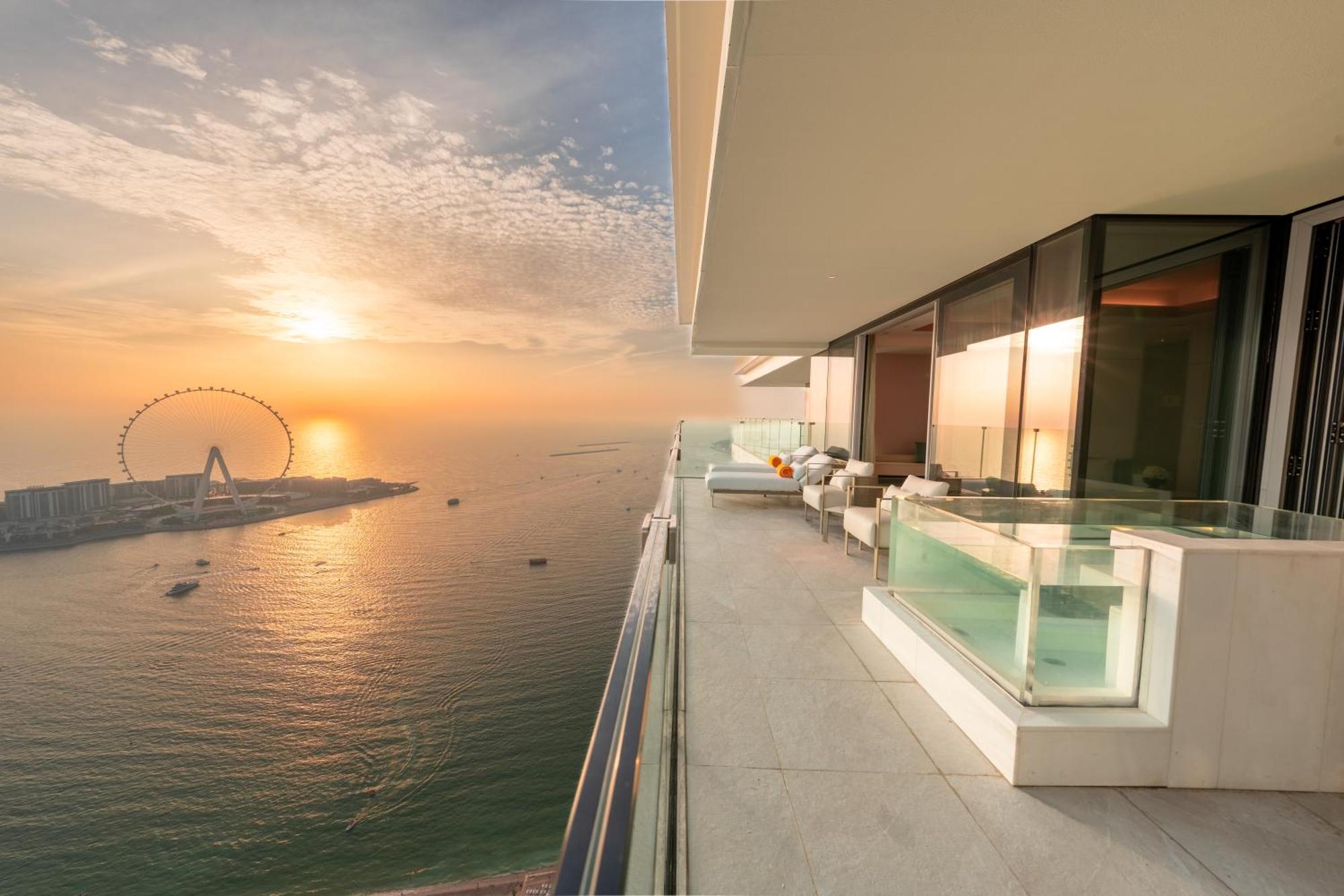 Five Luxe Otel Dubai Dış mekan fotoğraf View of the Dubai Marina from the balcony of a Jumeirah at the Beach apartment