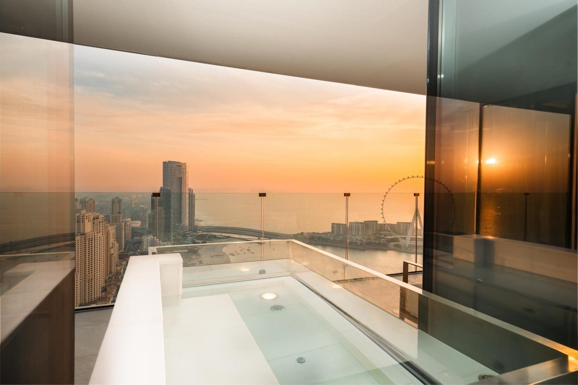 Five Luxe Otel Dubai Dış mekan fotoğraf The view from the bathroom of a suite at the Marina Bay Sands
