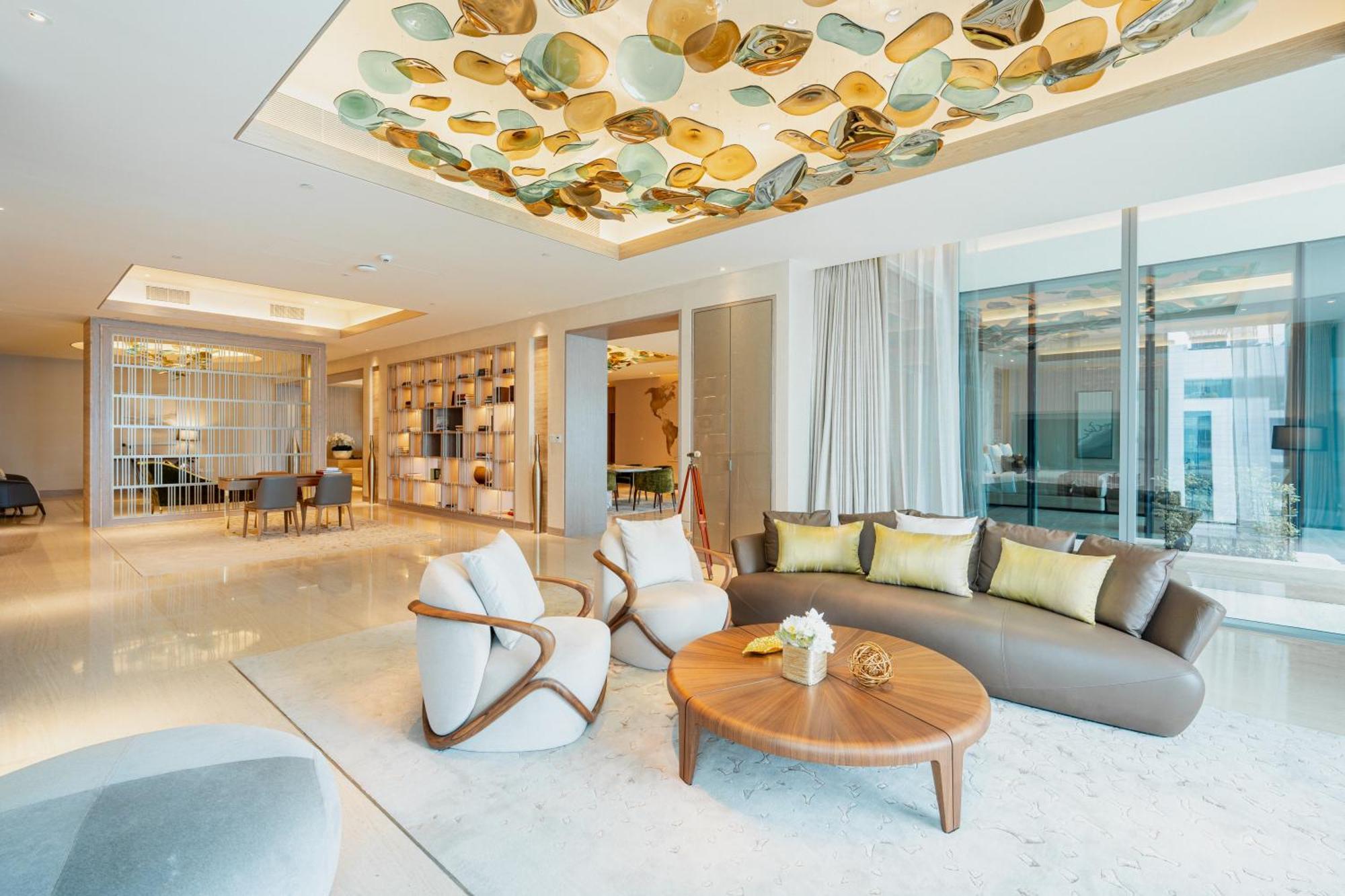 Five Luxe Otel Dubai Dış mekan fotoğraf The living room of a three-bedroom penthouse