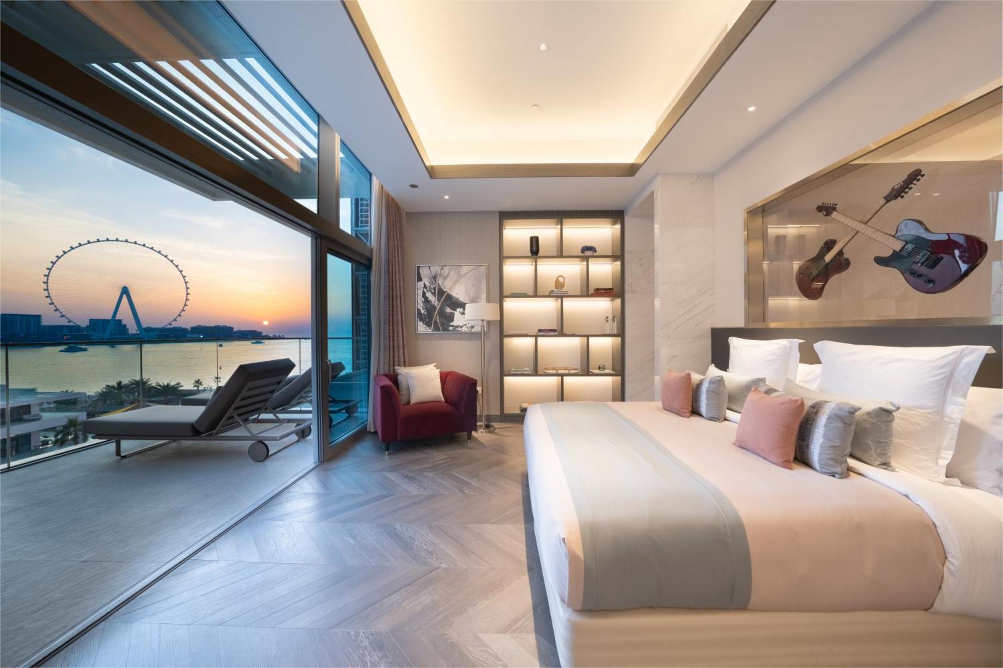 Five Luxe Otel Dubai Dış mekan fotoğraf The bedroom of a Sky Suite