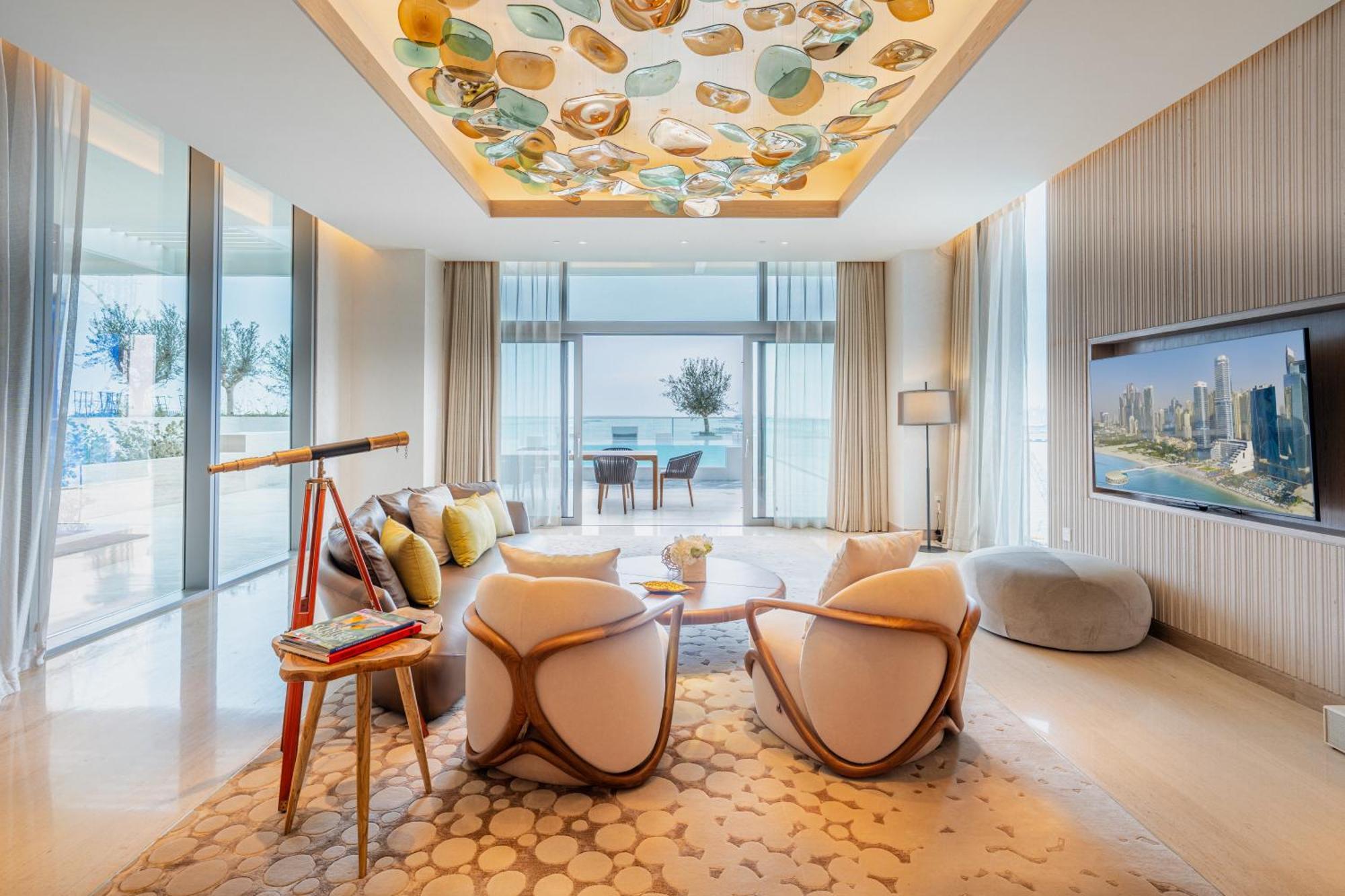 Five Luxe Otel Dubai Dış mekan fotoğraf The living room of a three-bedroom apartment
