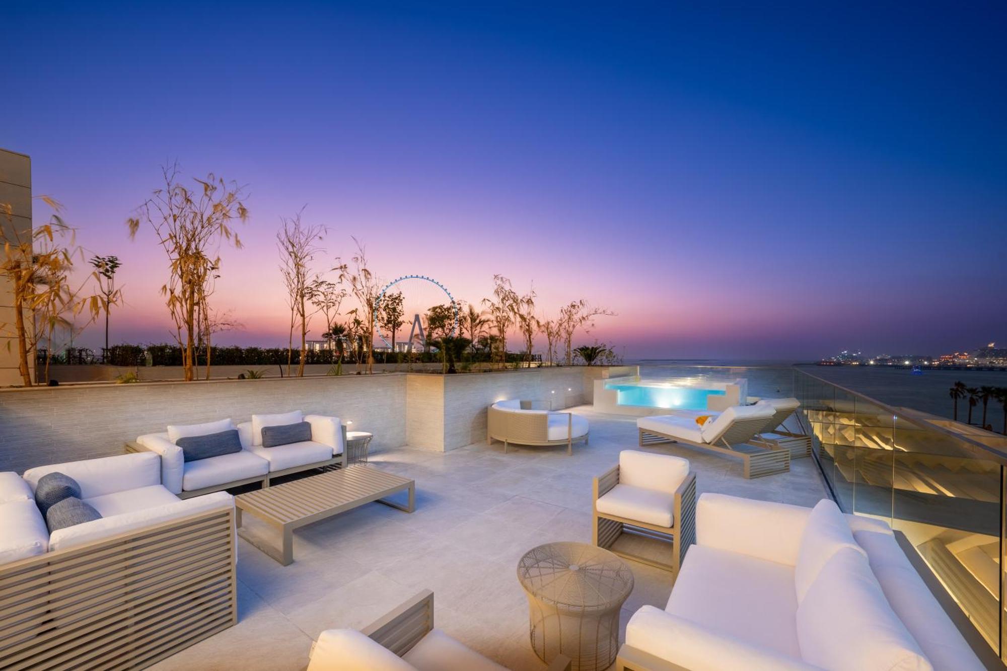 Five Luxe Otel Dubai Dış mekan fotoğraf Rooftop pool at the Westin