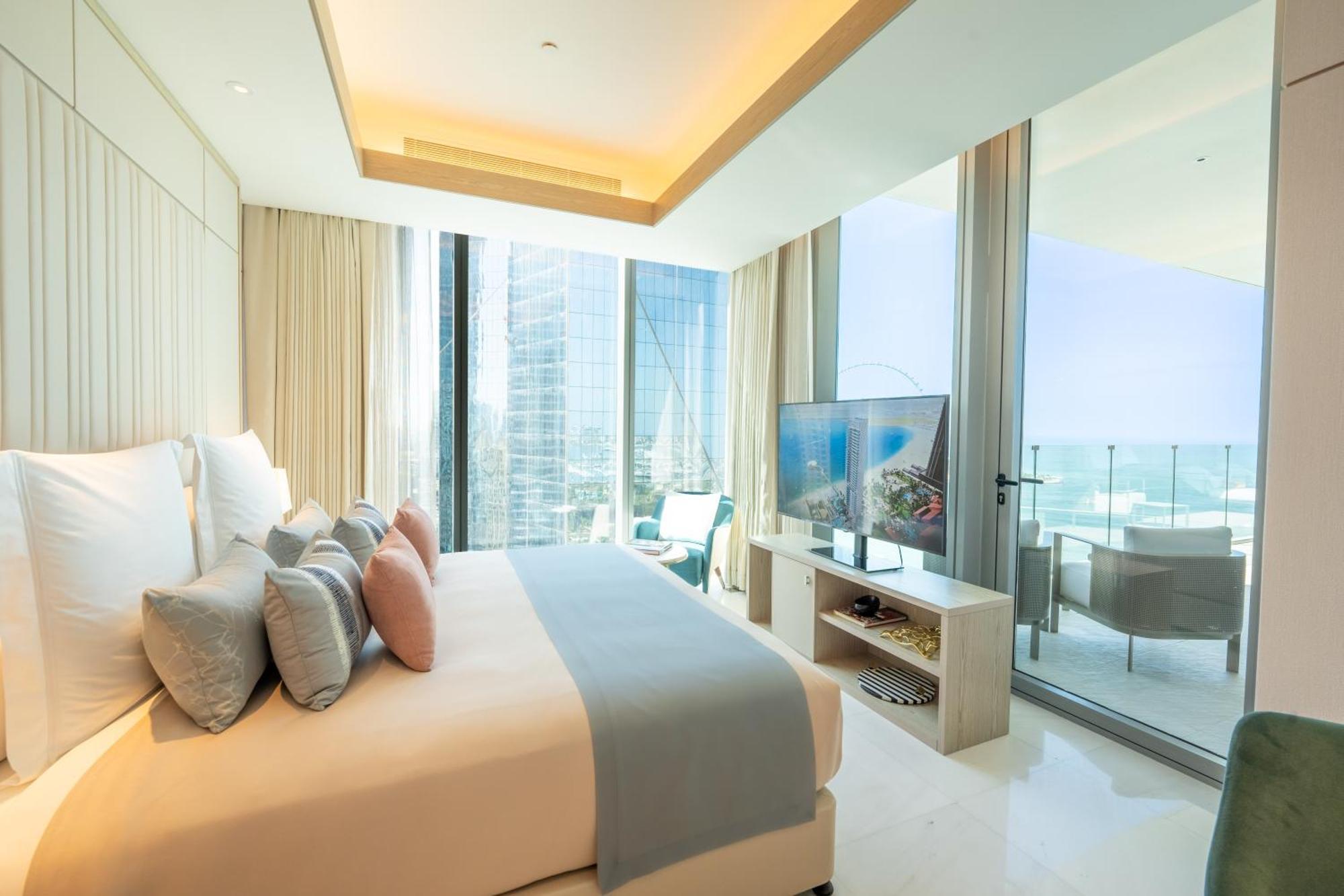 Five Luxe Otel Dubai Dış mekan fotoğraf A bedroom at the Ritz-Carlton, Maldives