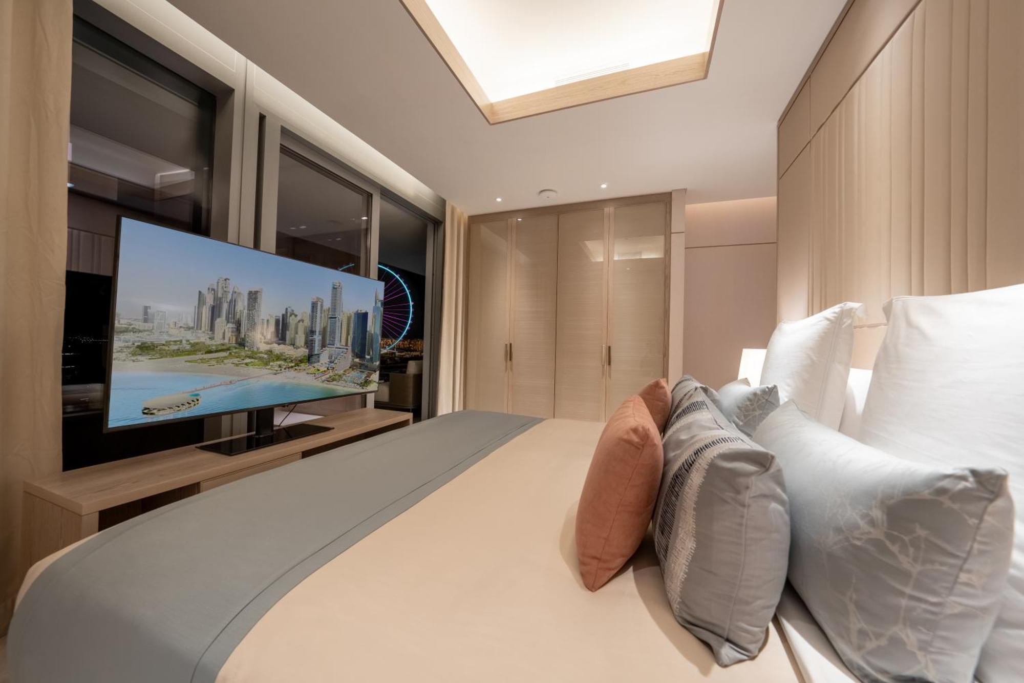 Five Luxe Otel Dubai Dış mekan fotoğraf A bedroom in the Ritz-Carlton, DIFC