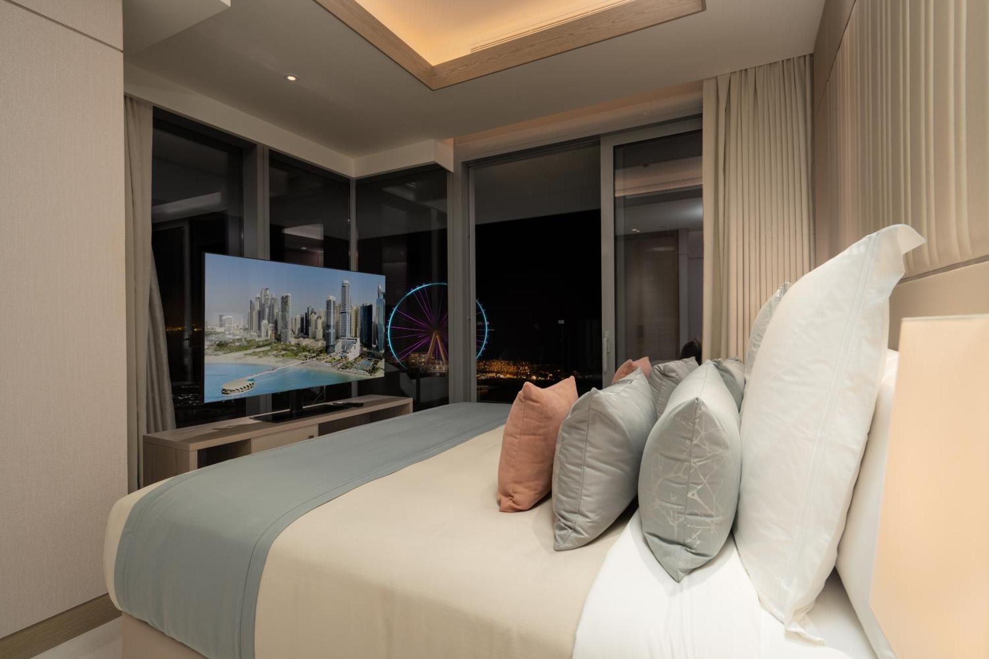 Five Luxe Otel Dubai Dış mekan fotoğraf A bedroom at the Ritz-Carlton, DIFC