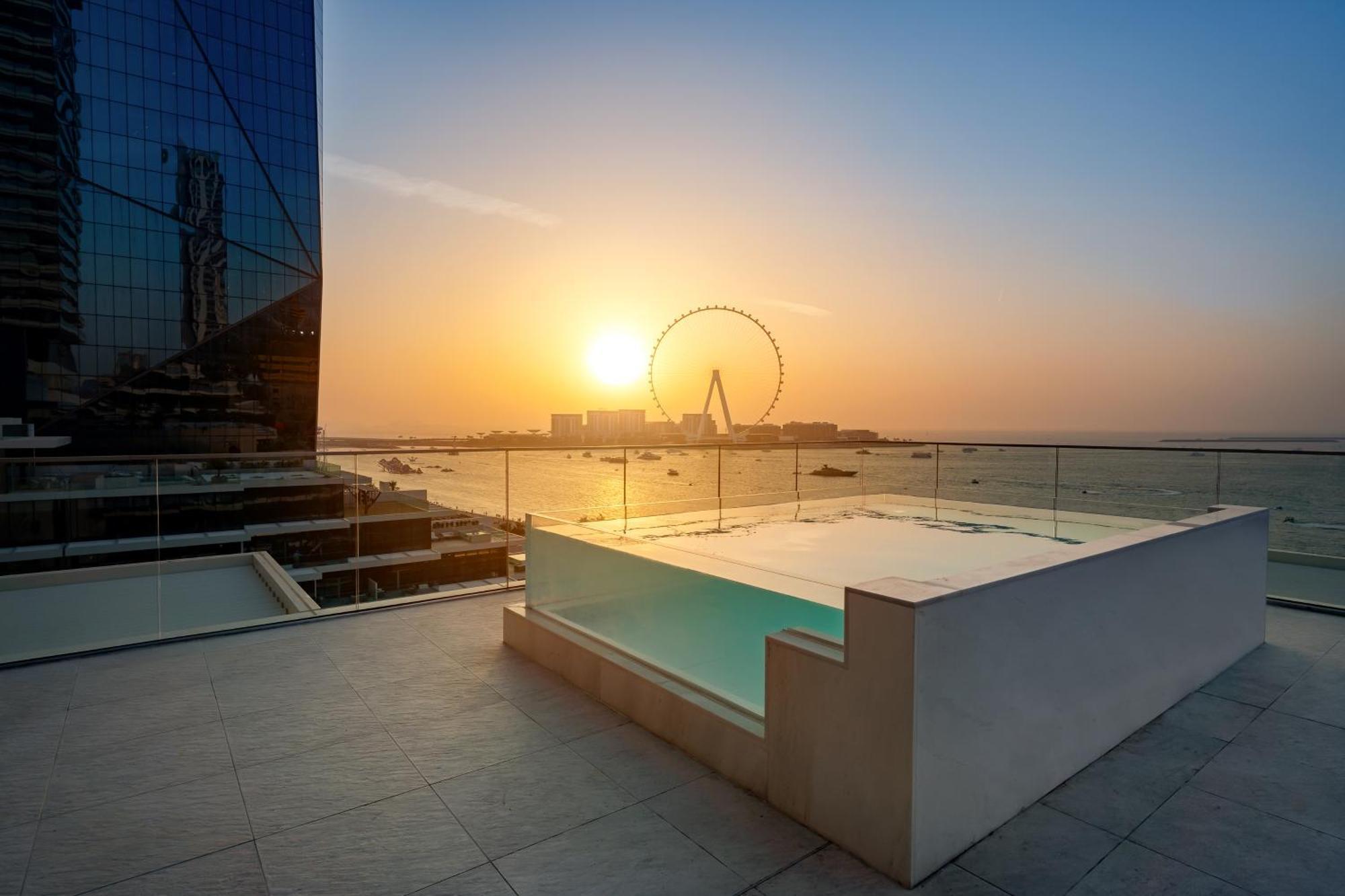 Five Luxe Otel Dubai Dış mekan fotoğraf View of the Dubai Eye from the Address Sky Pool