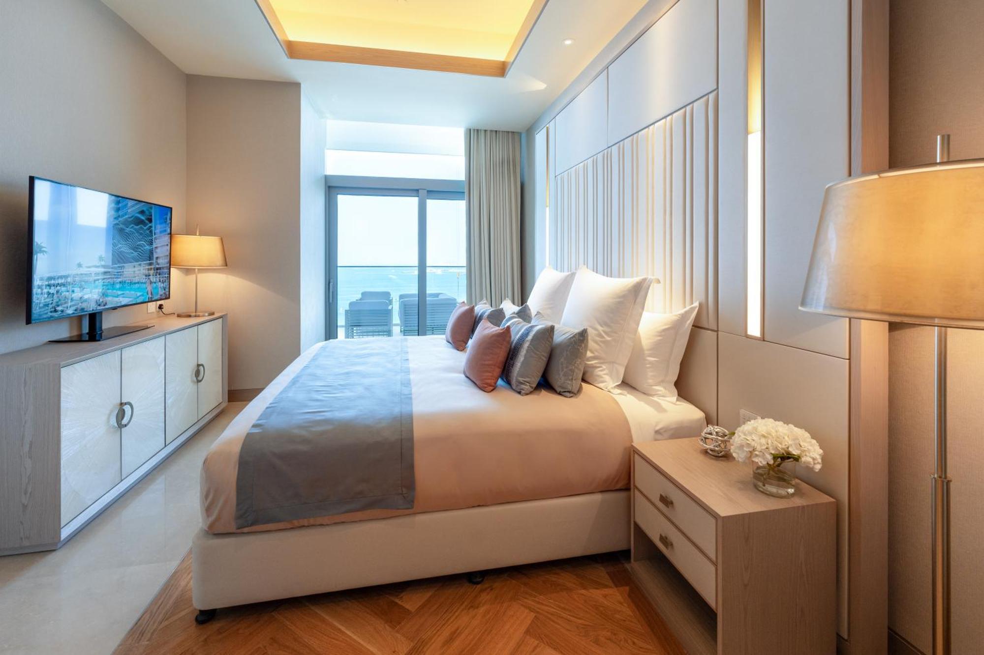 Five Luxe Otel Dubai Dış mekan fotoğraf A bedroom at the hotel