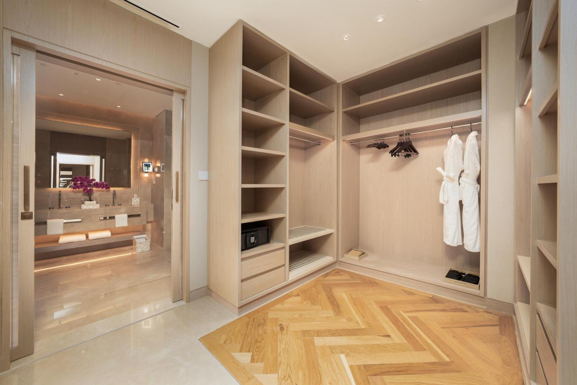 Five Luxe Otel Dubai Dış mekan fotoğraf A walk-in closet