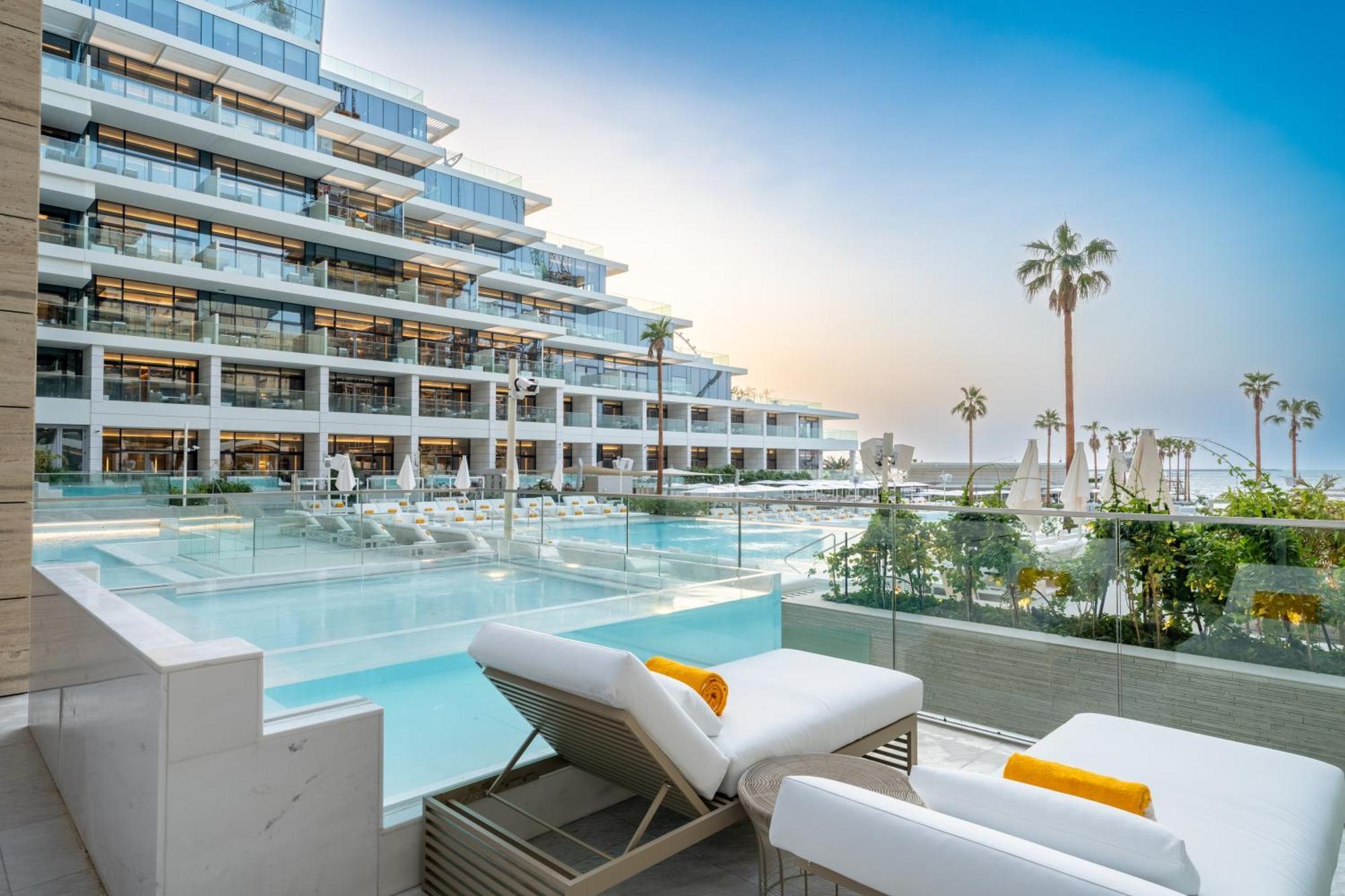 Five Luxe Otel Dubai Dış mekan fotoğraf The West Hollywood Hotel