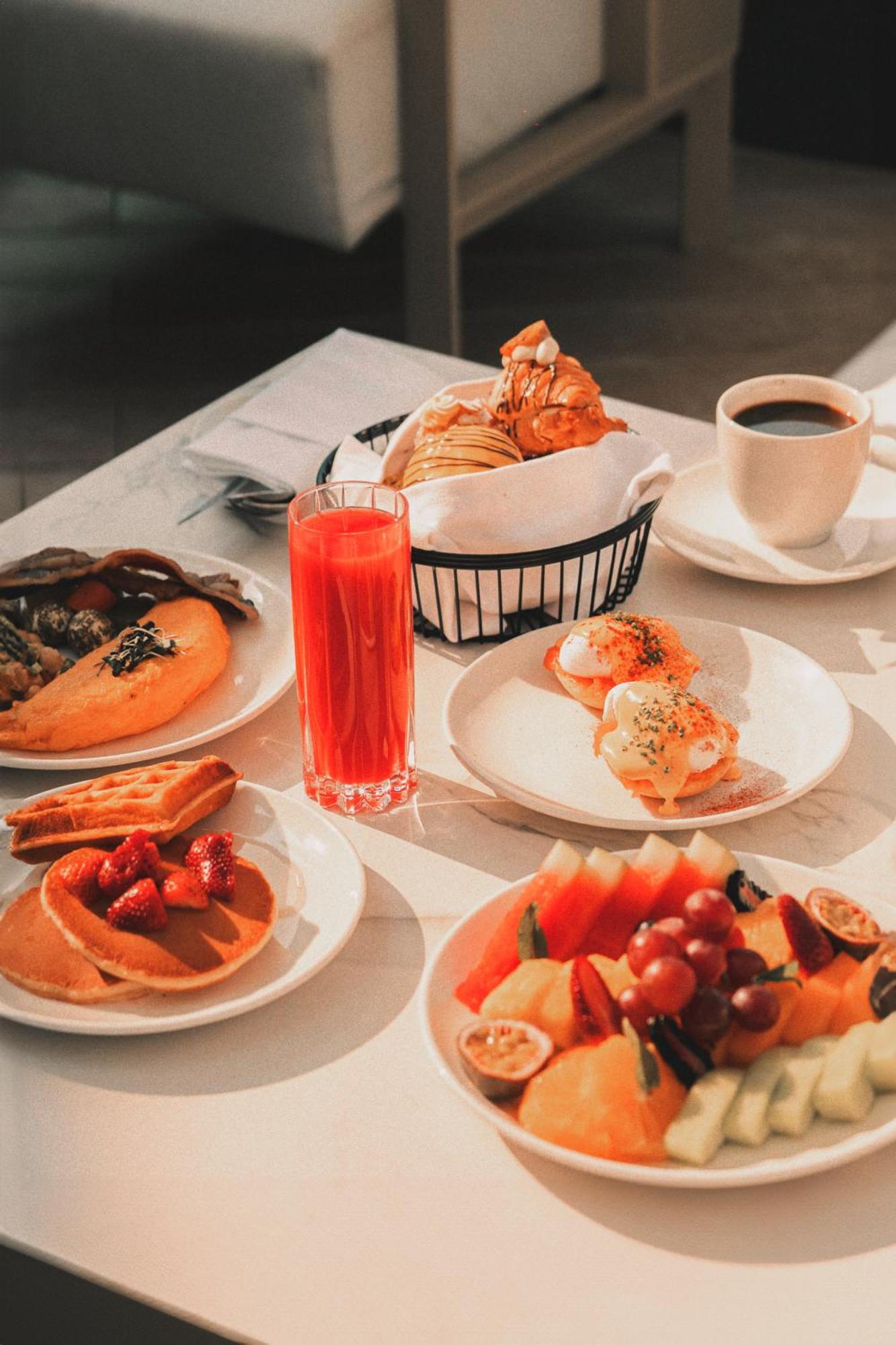Five Luxe Otel Dubai Dış mekan fotoğraf A typical breakfast